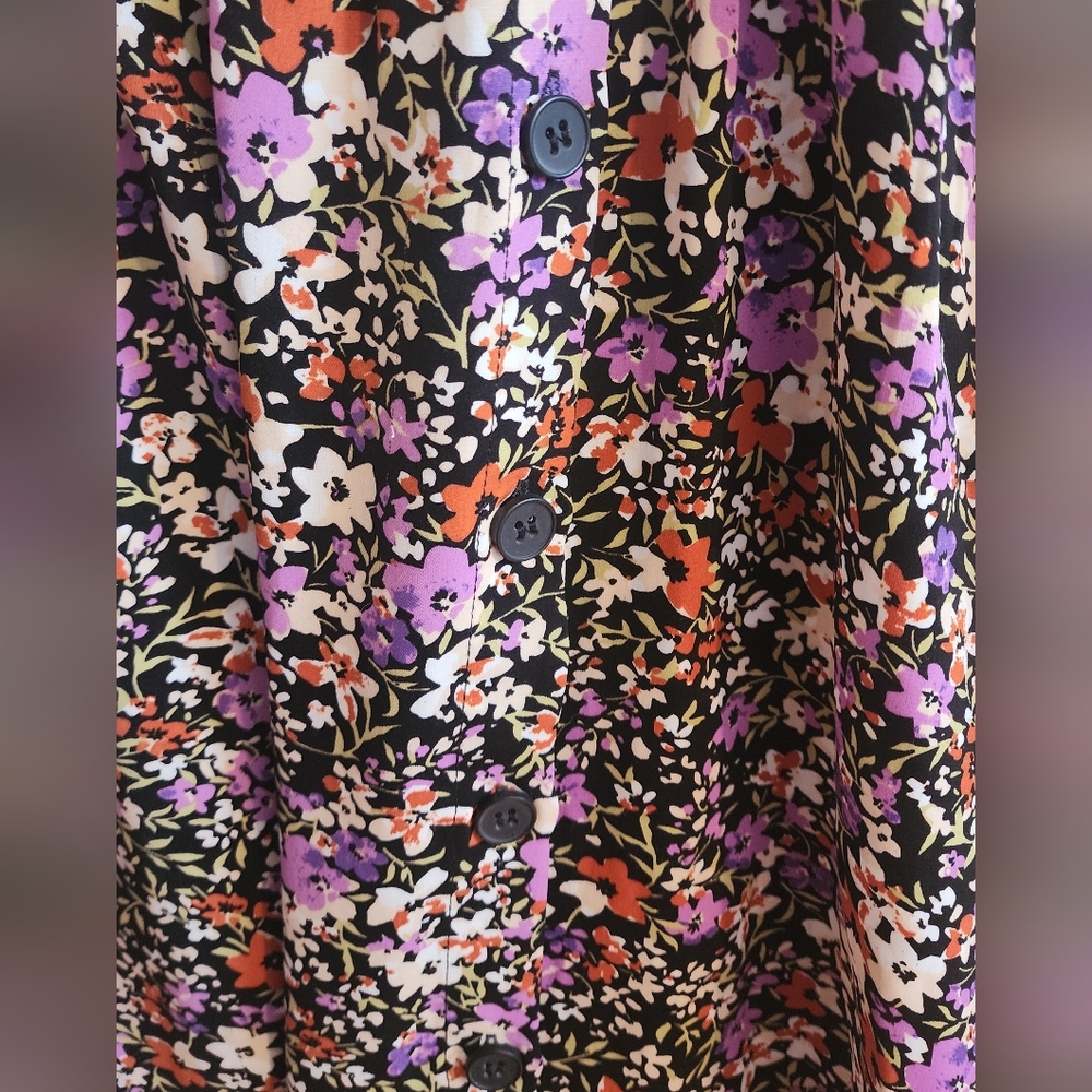 V-Neck Flower Dress with Buttons - Picture 6 of 11